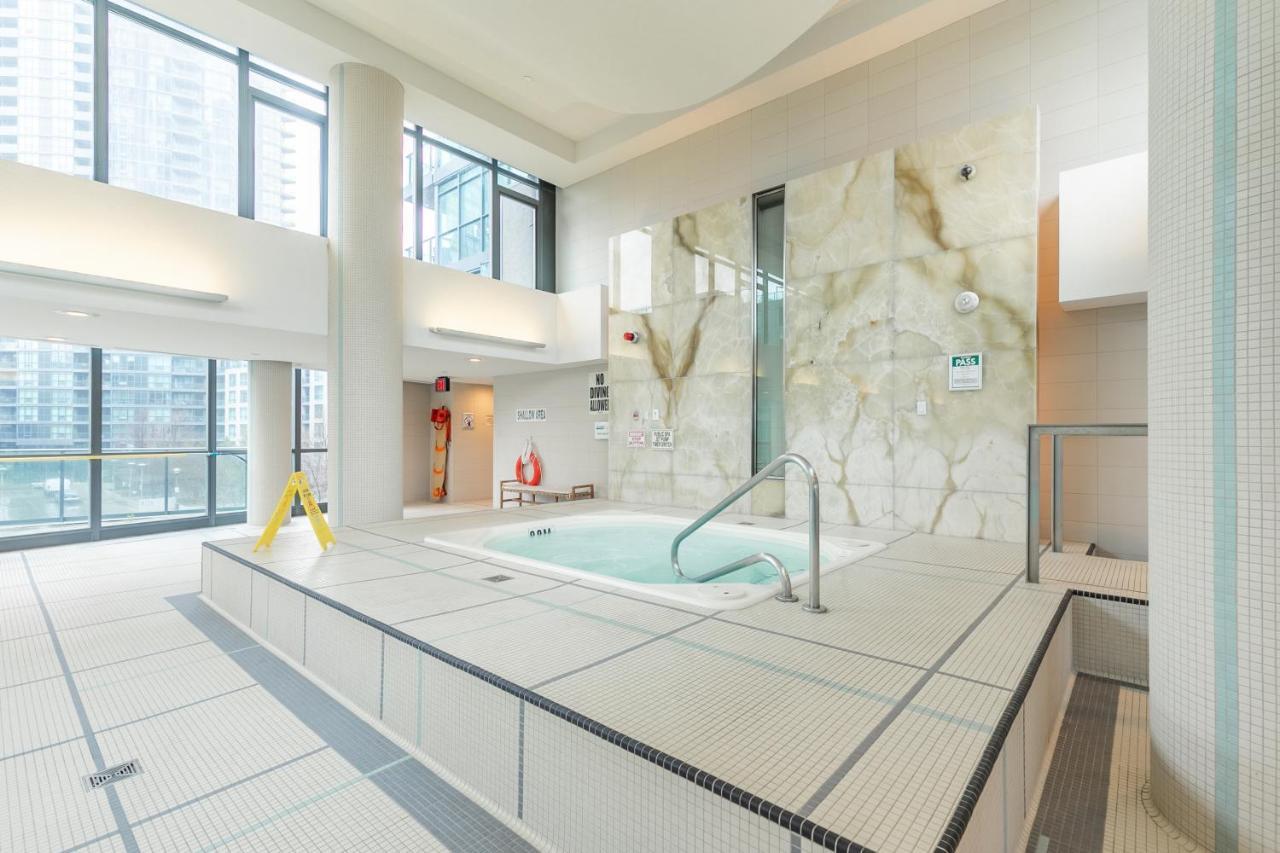 Luxury Suite With Private Patio In Downtown Toronto Exterior photo